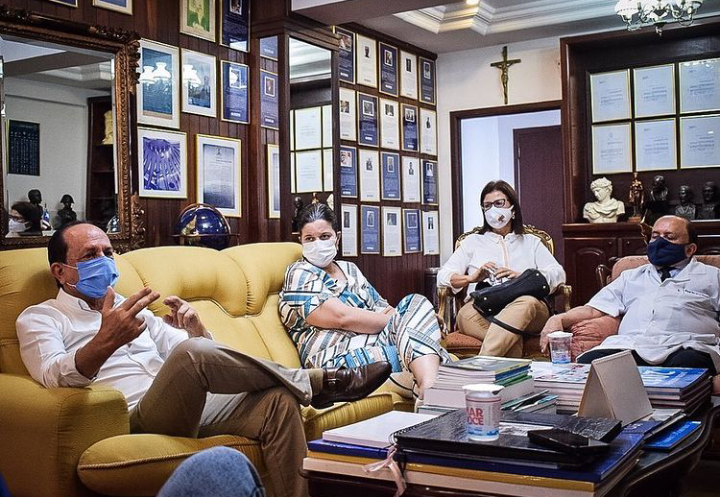 Prefeito Júlio Matos e a deputada Helena Duailibe, ambos médicos, dialogaram com a reitora Cristina Nitz e o coordenador de Medicina, José Márcio Leite, sobre uma parceria na área de saúde