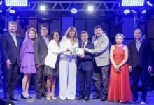 Diretora de Comunicação, Jacqueline Heluy, e os coordenadores Eliene Pinheiro e Gregório Dantas recebem o prêmio em nome do Complexo de Comunicação da Alema