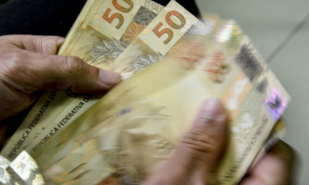 Primeira parcela do 13° salário deve ser paga até esta sexta-feira (29)